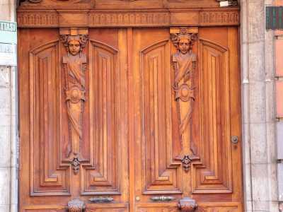 Foto 6. La particolarit�  del portone con cornice ad arco ribassato � rappresentata da una decorazione a intaglio che raffigura sulle ante due sfingi circondate da cornici (Foto di Antonio Caradonna)